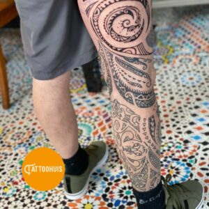 Maori tattoo groot op been