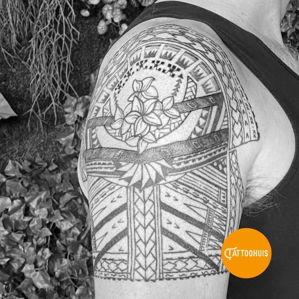 Maori tattoo sleeve op schouder en arm
